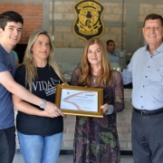 Diza, Larissa e Santiago Gonzaga recebem o diploma do ex-presidente da Fundação Tiago de Moraes Gonzaga, Régis Gonzaga