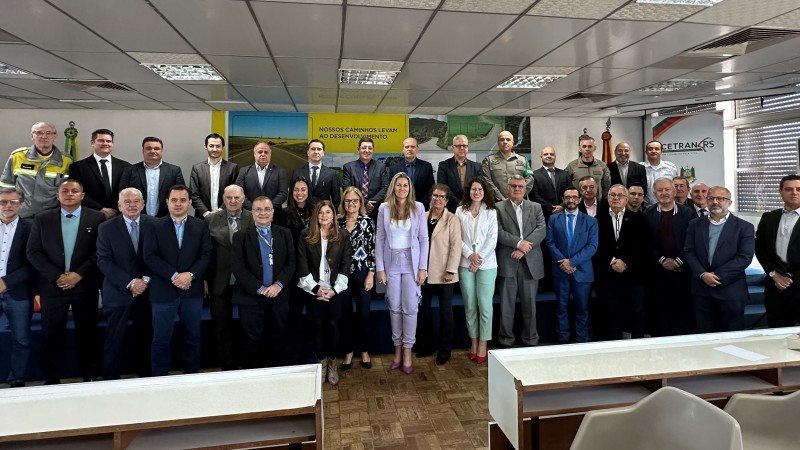 Autoridades presentes na solenidade e conselheiros empossados
