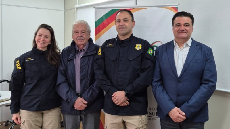 Posando para foto, em p&eacute;, da esquerda para direita: PRF C&iacute;ntia Pinheiro, vice-presidente do Cetran/RS, Eduardo Cortez Balreira, conselheiro nomeado Jo&atilde;o Ant&ocirc;nio Martins da Costa e presidente do Cetran/RS, Vilnei Pinheiro Sessim.
