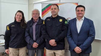 Posando para foto, em p&eacute;, da esquerda para direita: PRF C&iacute;ntia Pinheiro, vice-presidente do Cetran/RS, Eduardo Cortez Balreira, conselheiro nomeado Jo&atilde;o Ant&ocirc;nio Martins da Costa e presidente do Cetran/RS, Vilnei Pinheiro Sessim.