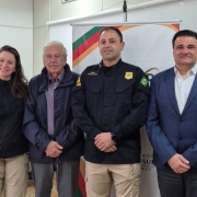 Posando para foto, em p&eacute;, da esquerda para direita: PRF C&iacute;ntia Pinheiro, vice-presidente do Cetran/RS, Eduardo Cortez Balreira, conselheiro nomeado Jo&atilde;o Ant&ocirc;nio Martins da Costa e presidente do Cetran/RS, Vilnei Pinheiro Sessim.